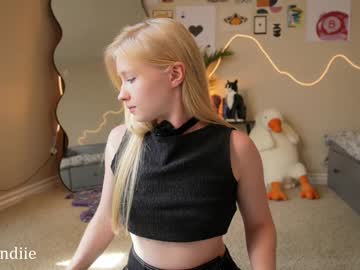 webcam girl bestblondiiecb live cam image #12792884
