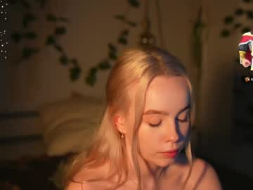 webcam girl mother__of__dragons live cam image #7612734