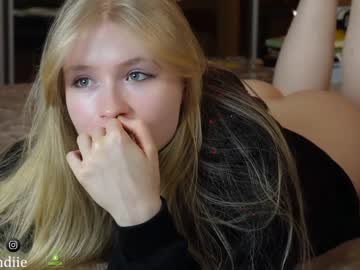 webcam girl bestblondiiecb live cam image #8484958