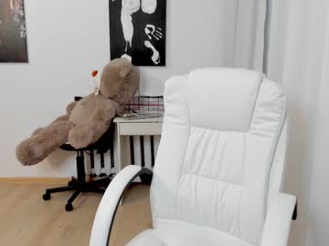 webcam girl emmika_ live cam image #9346628