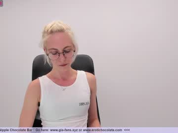 webcam girl girl_i_am live cam image #2903704