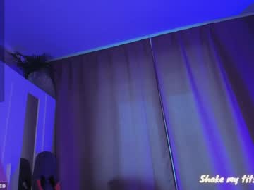 webcam girl nerdy_freyua live cam image #10944508