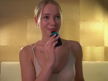 webcam girl snow_is_falling live cam image #11257269