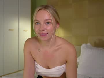 webcam girl snow_is_falling live cam image #11112580