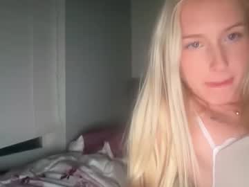 webcam girl cassiemaee live cam image #12935842
