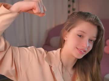webcam girl little_poetry live cam image #12080237