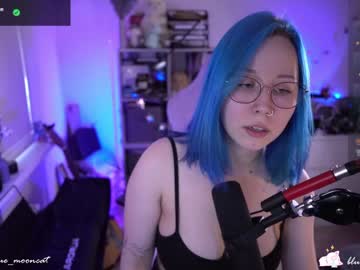 webcam girl blue_mooncat live cam image #8941884