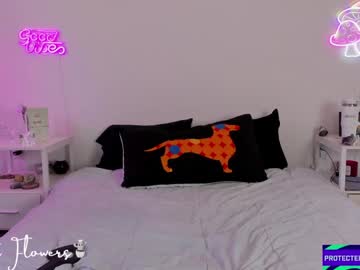 webcam girl violetttflowers live cam image #10157545