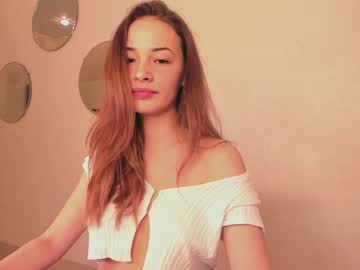webcam girl strawberry_donut live cam image #1296227