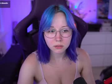 webcam girl blue_mooncat live cam image #9958458