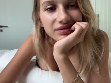 webcam girl blair_fox live cam image #9090292