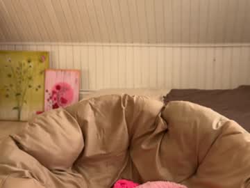 webcam girl uwunikaa live cam image #12986414