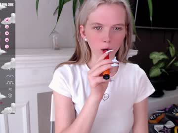 webcam girl small_blondee live cam image #3405582