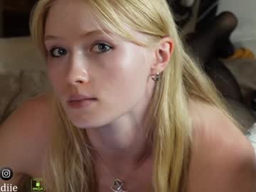 webcam girl bestblondiiecb live cam image #9950284