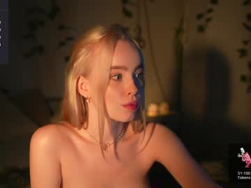 webcam girl mother__of__dragons live cam image #7506716