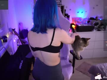 webcam girl blue_mooncat live cam image #8815196