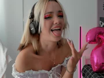 webcam girl 2b_ live cam image #10381697