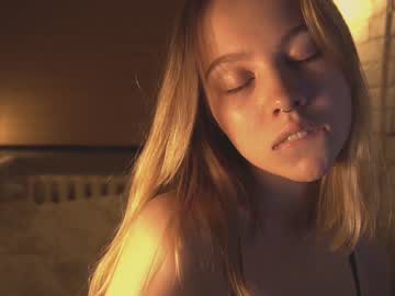 webcam girl bibi_it_is live cam image #4215730