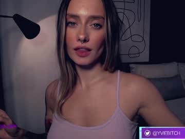 webcam girl yvie_ live cam image #9360875