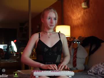 webcam girl bestblondiiecb live cam image #7977460