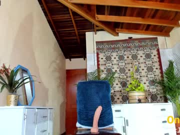webcam girl little_izzi live cam image #6482558