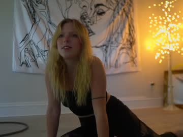 webcam girl crimsonxrapture live cam image #250236