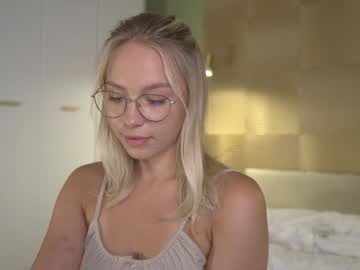 webcam girl snow_is_falling live cam image #10203239