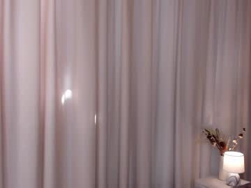 webcam girl peek_in_my_window live cam image #9155858