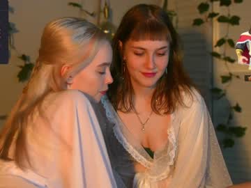 webcam girl mother__of__dragons live cam image #8166316