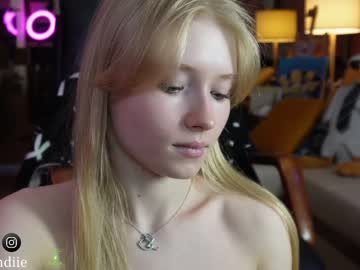webcam girl bestblondiiecb live cam image #9151692
