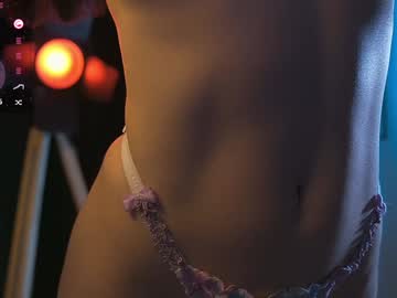 webcam girl lucie_beltran live cam image #10529097