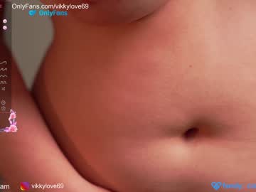 webcam girl vikkyy_love live cam image #10049204