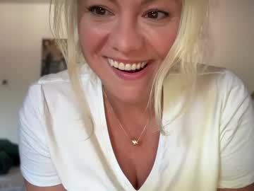 webcam girl kiradivine live cam image #10193477
