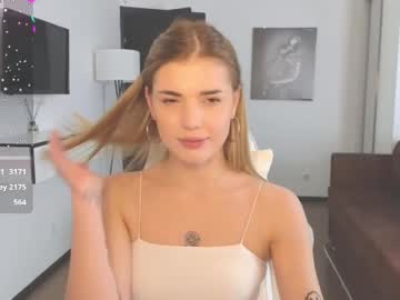 webcam girl adrianawow1 live cam image #12319224