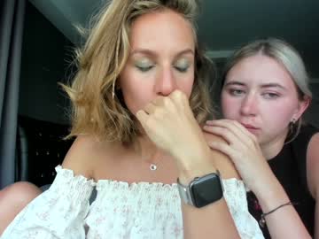 webcam couple mrs_kiss_vhs live cam image #5506201