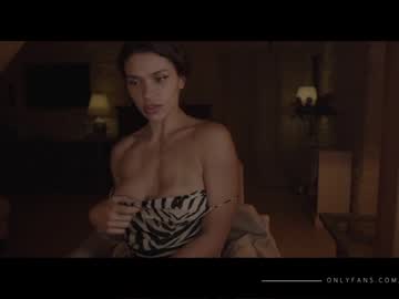 webcam girl lucieoude_ live cam image #3574746