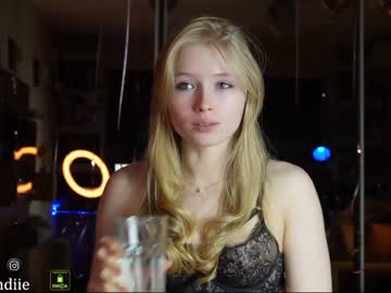 webcam girl bestblondiiecb live cam image #8570460