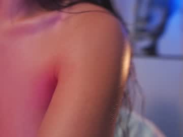 webcam girl lucie_beltran live cam image #9453520