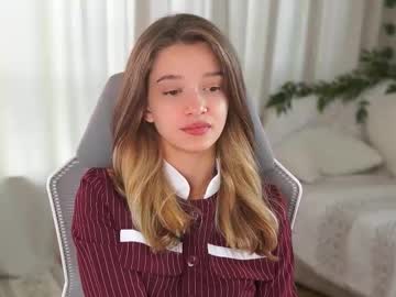 webcam girl little_poetry live cam image #13034751