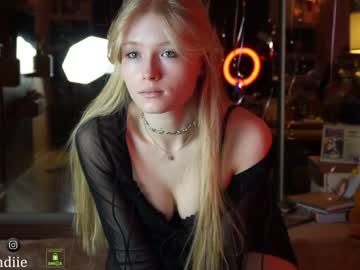 webcam girl bestblondiiecb live cam image #8511489