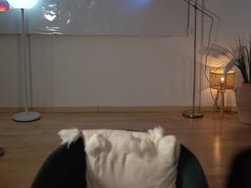 webcam girl chillwithkira live cam image #7211075