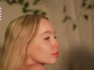 webcam girl mother__of__dragons live cam image #9292794