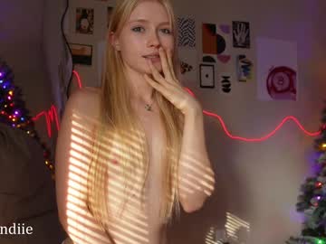webcam girl bestblondiiecb live cam image #11372206