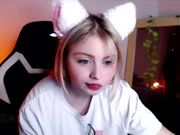 webcam girl shy_blondiee live cam image #5016782
