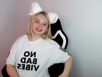 webcam girl shy_blondiee live cam image #4988533