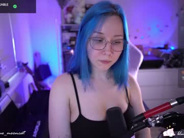 webcam girl blue_mooncat live cam image #8941994