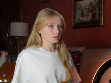 webcam girl bestblondiiecb live cam image #8580990