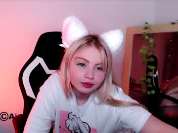 webcam girl shy_blondiee live cam image #5016890