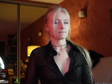webcam girl bestblondiiecb live cam image #7966757