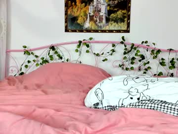 webcam girl lily_holy live cam image #10933321